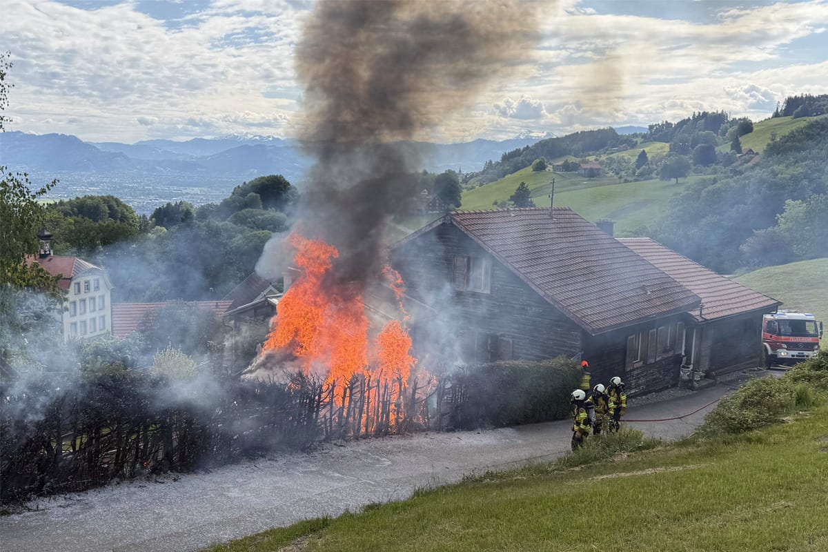 Wolfhalden AR – Gartenhaus nahe Wohnhaus in Brand