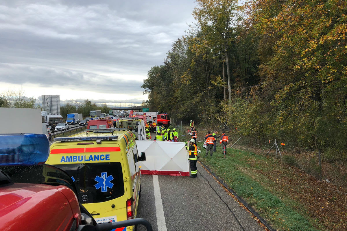 Autobahn A1 bei Deitingen SO - Bei Selbstunfall mit Kleinbus werden vier Personen verletzt 