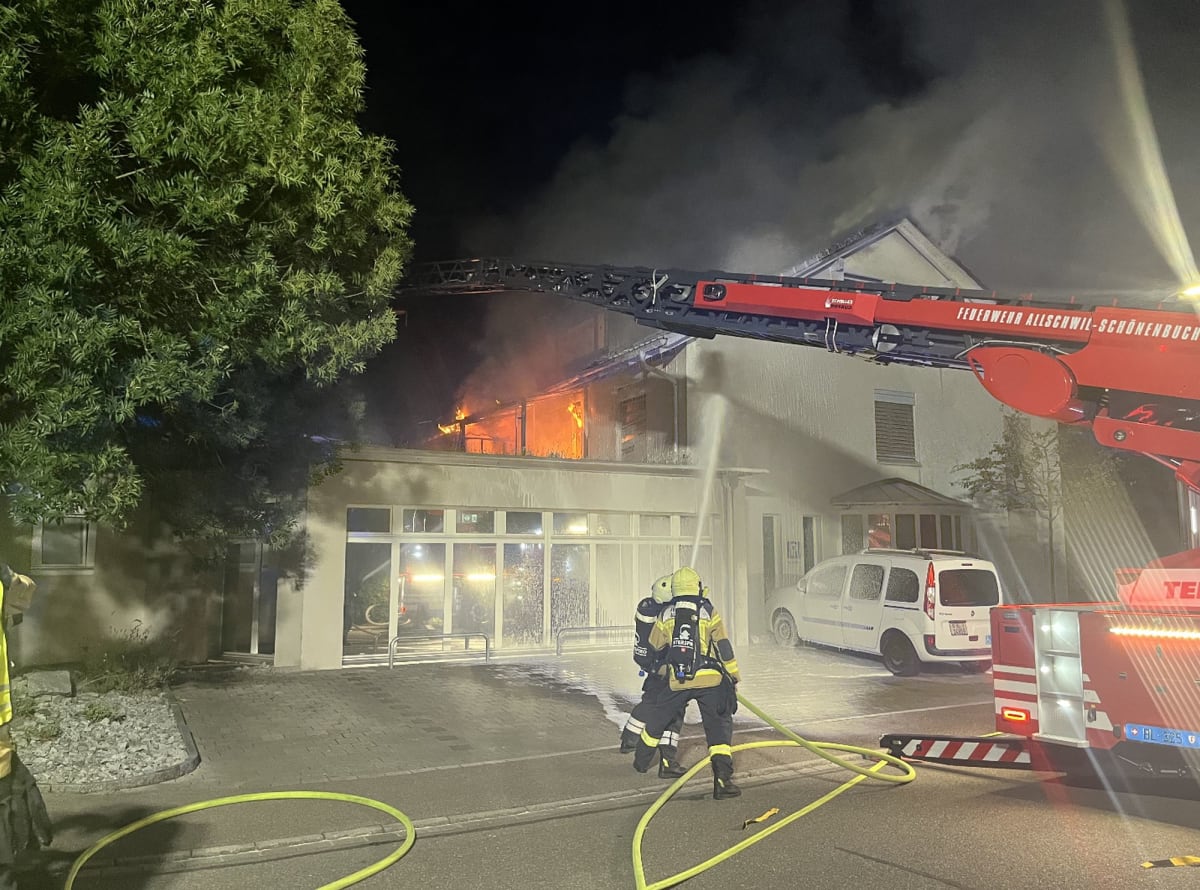 Allschwil BL – Brand auf Balkon löst Grosseinsatz aus