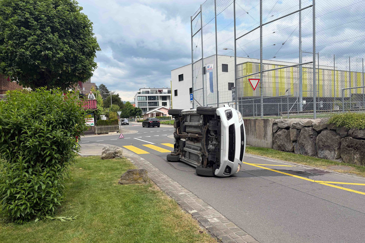 Unterägeri ZG – Auto kippt nach Selbstunfall auf die Seite