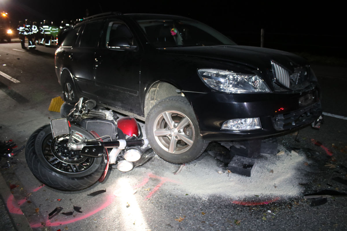 Unfall in Appenzell AI – Motorradfahrer unter Auto eingeklemmt