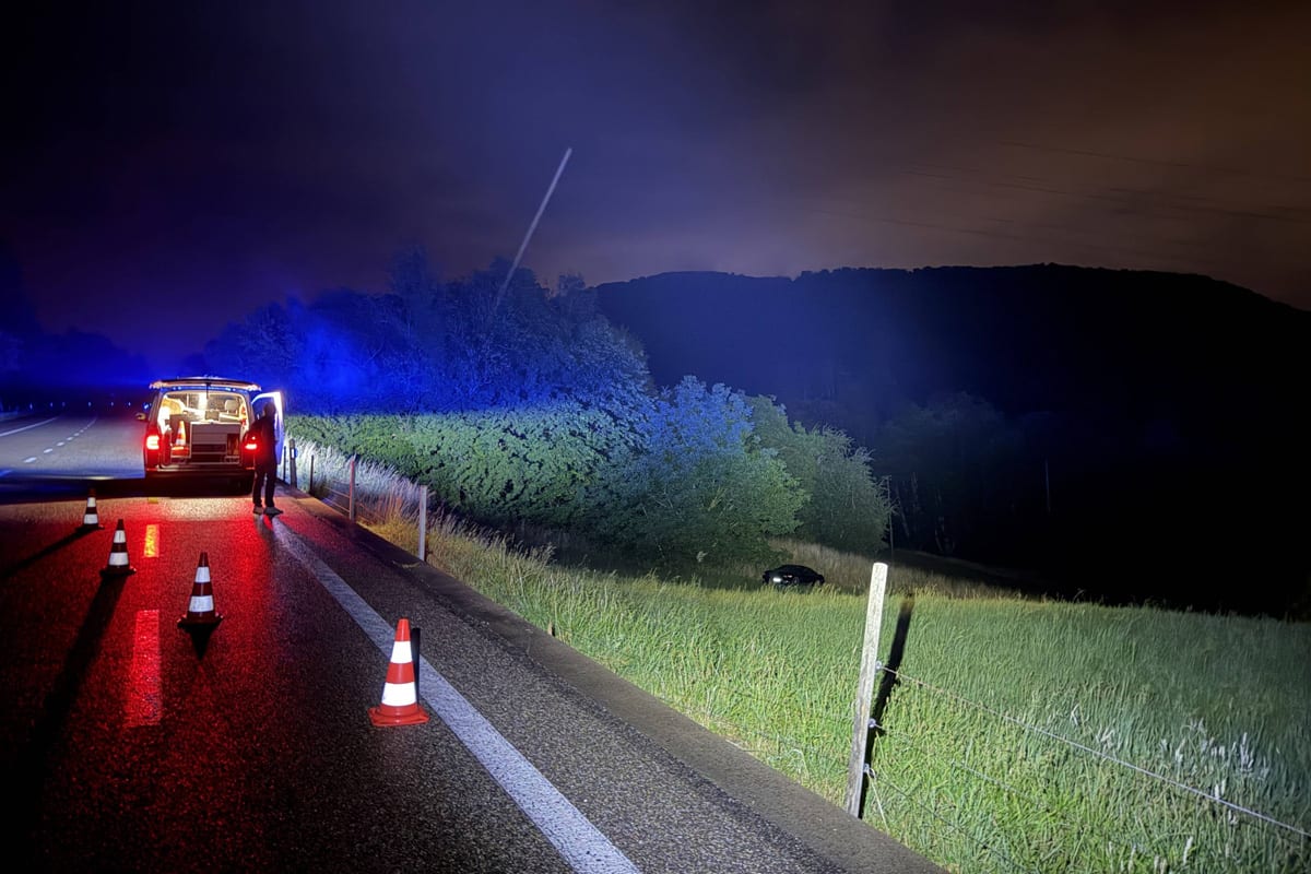 Küttigen AG – Sportwagen landet nach Selbstunfall in Wiese