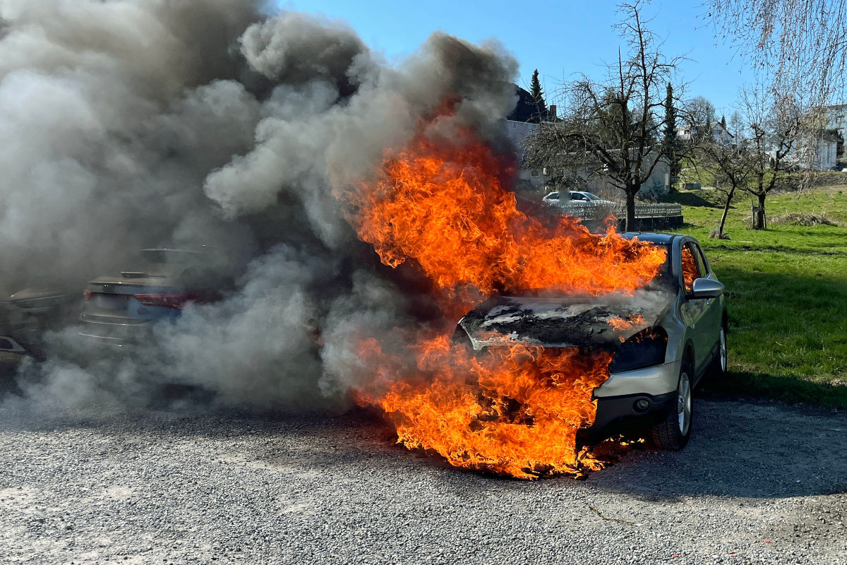 Beromünster LU – Auto gerät während Fahrt in Brand