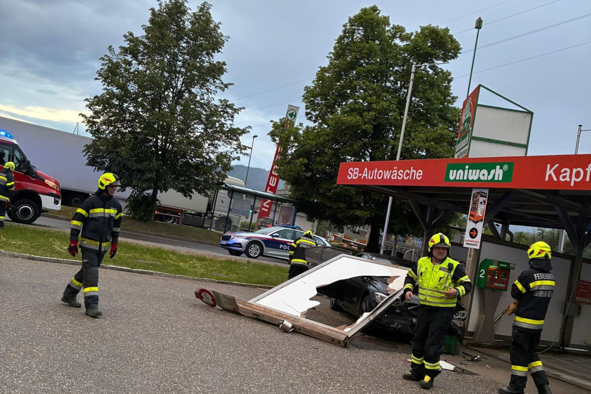 Unfall in Kapfenberg – Auto kracht in Waschanlage