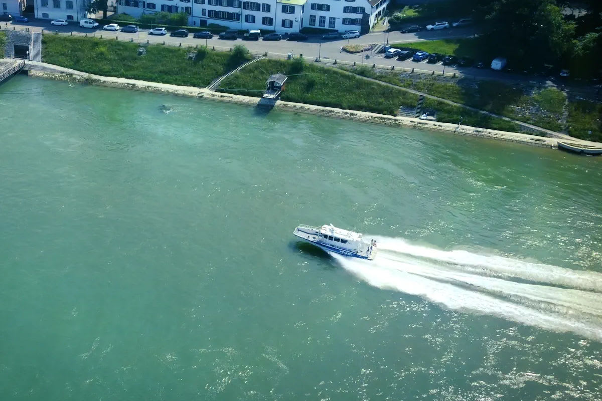 Basel – Feuerwehr rettet in Not geratenen Schwimmer aus Rhein