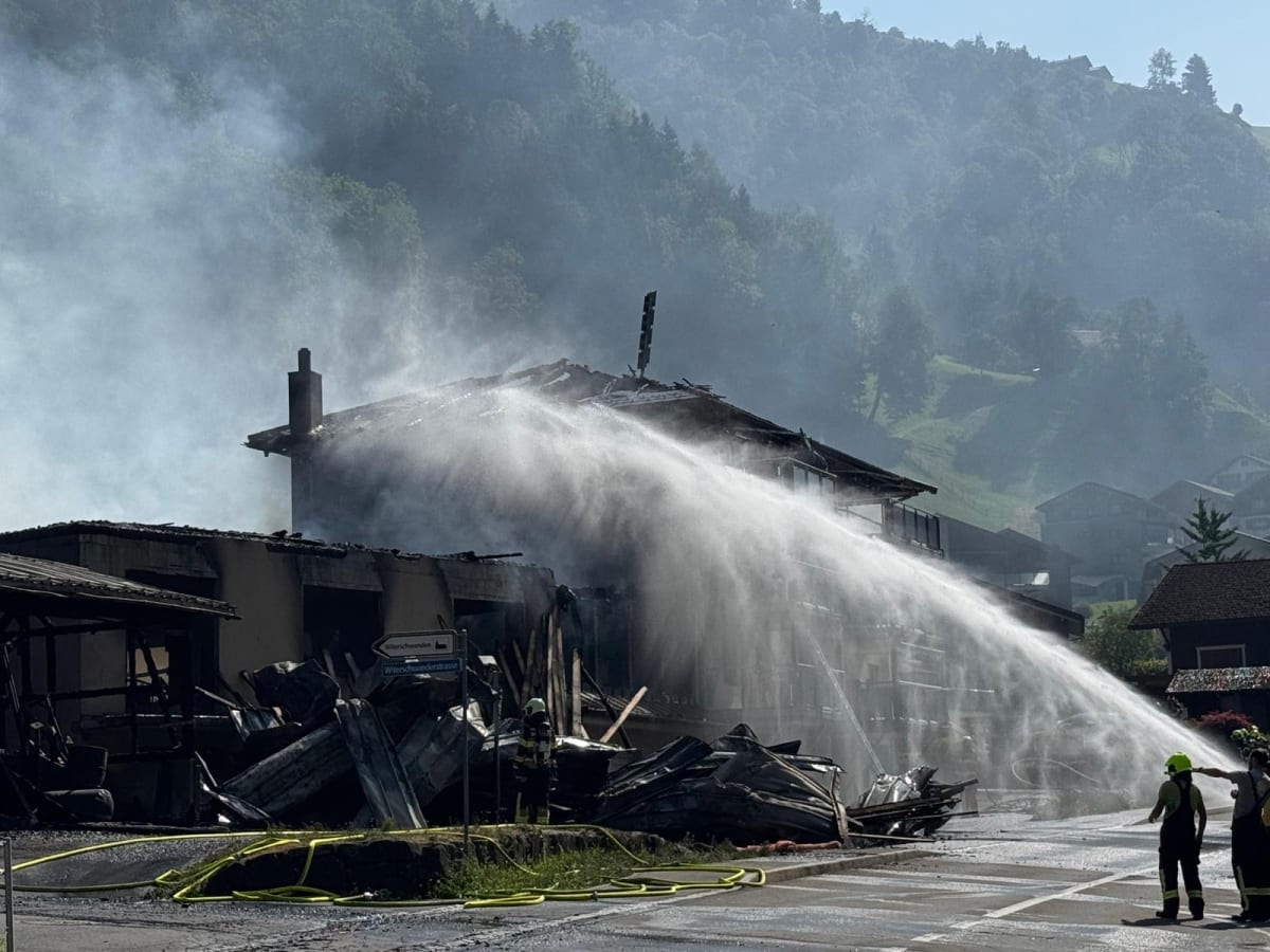 Spiringen UR – Grossbrand in Schreinereibetrieb gelöscht