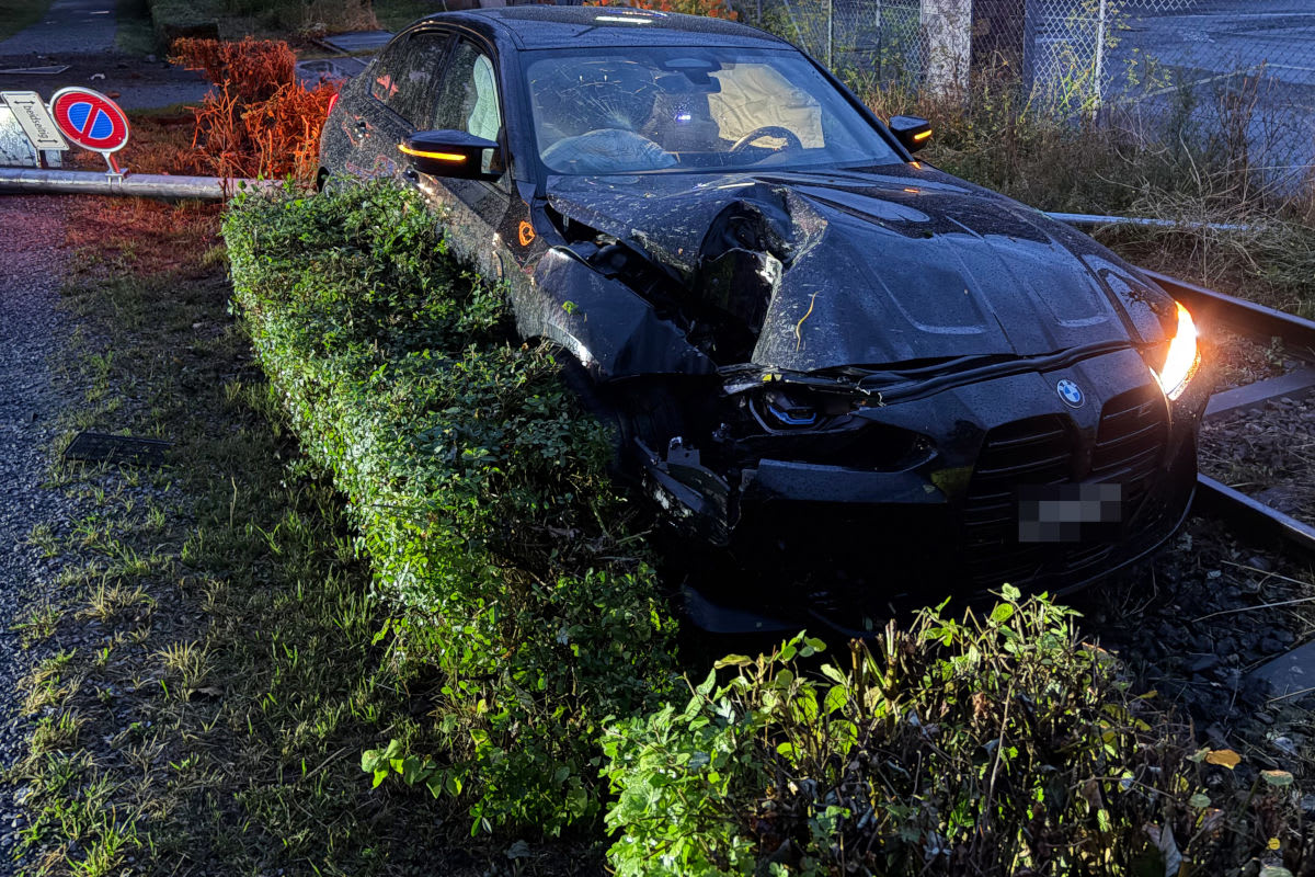 Romanshorn TG – Auto landet nach Unfall im Gleisbett