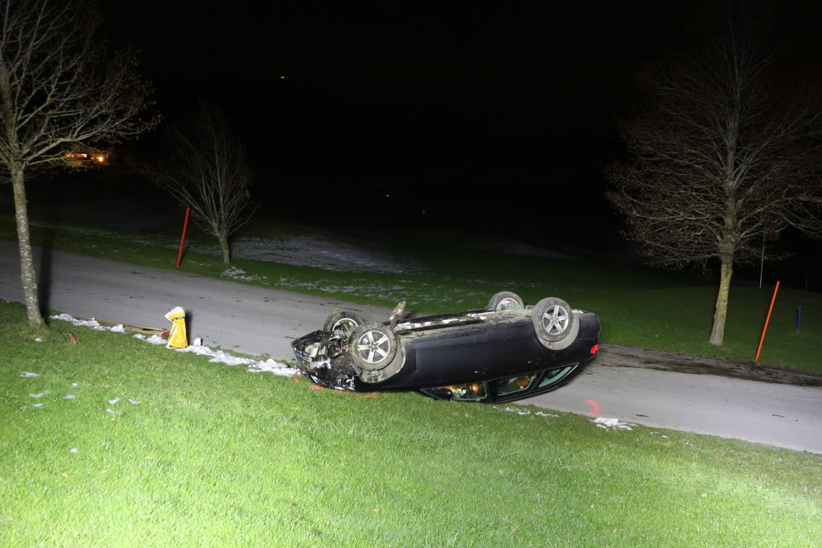 Gontenbad AI - Auto überschlägt sich bei Unfall 