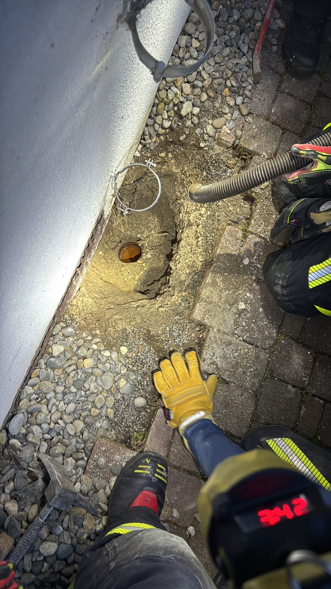 Allensbach – Feuerwehr rettet Marder aus Regenwasserrohr