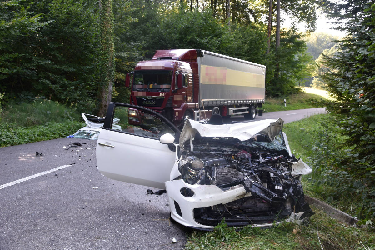 Tragödie in Büsserach SO – Frontalkollision zwischen Auto und Sattelmotorfahrzeug fordert zwei verletzte Personen