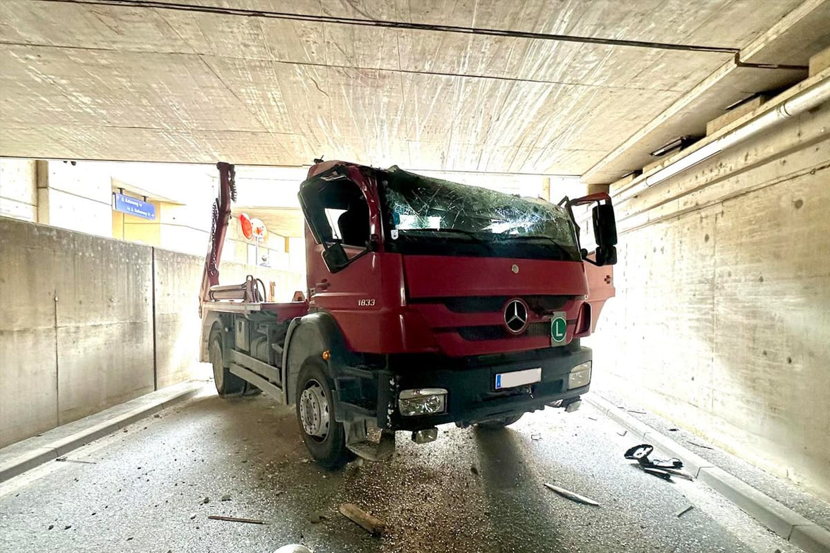Feldkirchen (Graz) – Lkw kracht in Unterführung und bleibt stecken