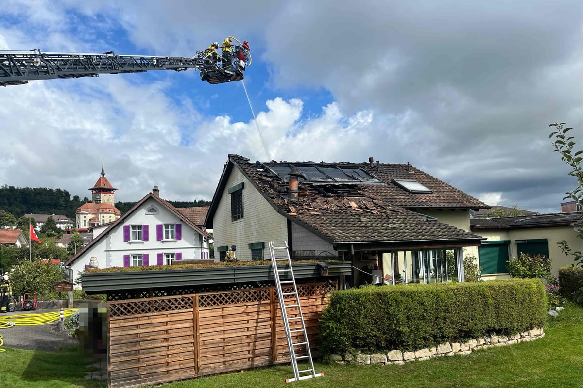 Niedergösgen SO – Dach von Einfamilienhaus in Brand