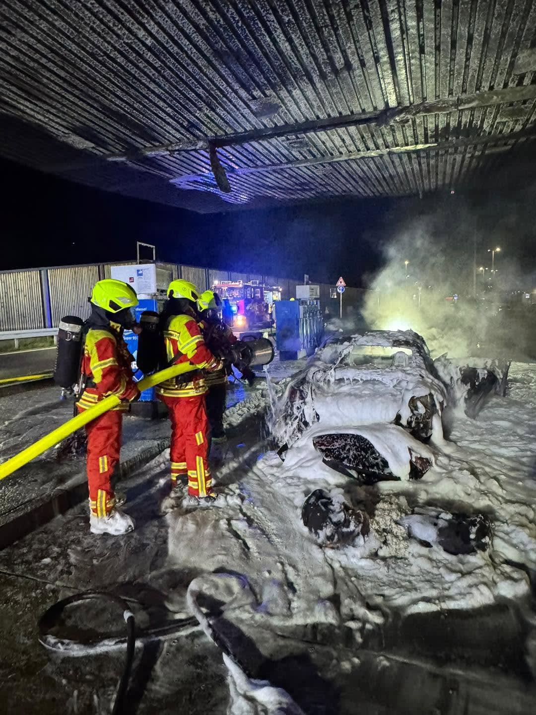 Weibersbrunn – Auto brennt an Tankstelle vollständig aus