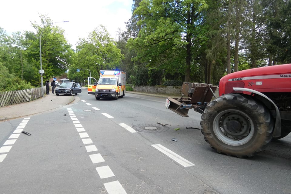 Winsen (Aller) – BMW überschlägt sich nach Unfall mit Traktor