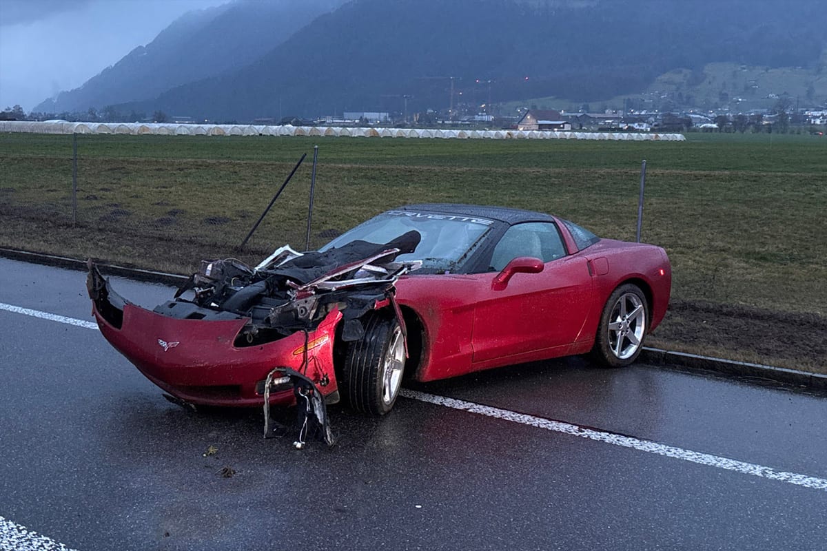 Benken SG – Fahrerin (29) prallt mit Corvette in Leitplanke