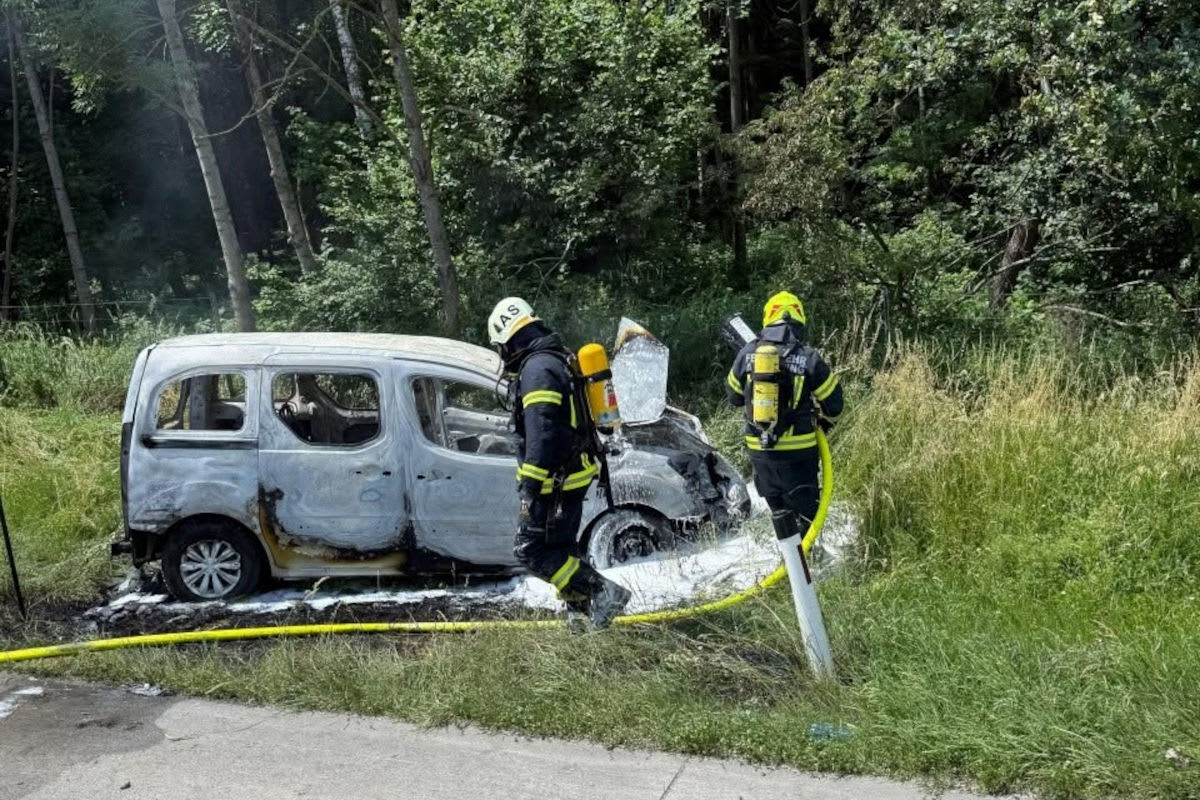 A1 bei Sipbachzell – Fahrzeug auf Anhänger gerät in Vollbrand