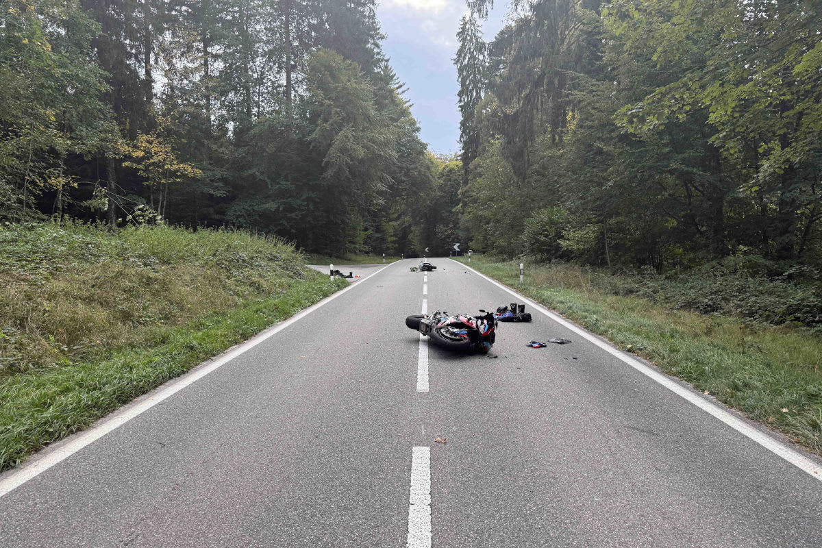 Glashütten AG – Zwei junge Töfffahrer bei Unfall schwer verletzt