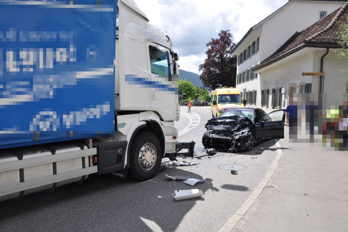 Balsthal SO - BMW kracht frontal in Lastwagen