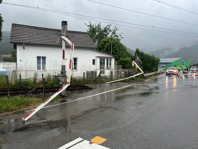 Bassecourt JU – Unbekannter beschädigt Bahnschranke