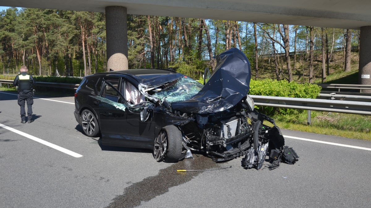 A27 Kirchlinteln – Pkw prallt in Heck von Sattelzug