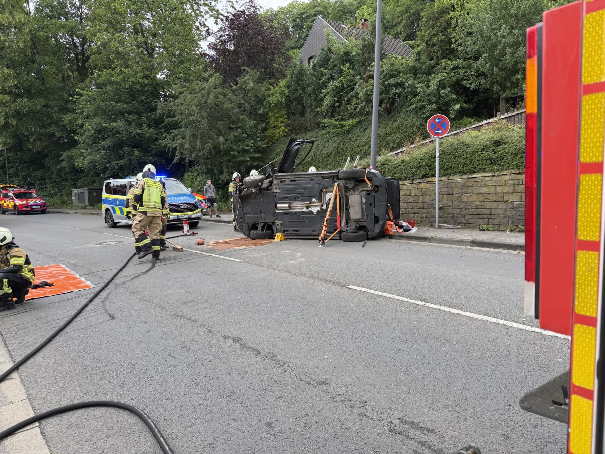 Mettmann – Auto kippt nach Unfall auf die Seite