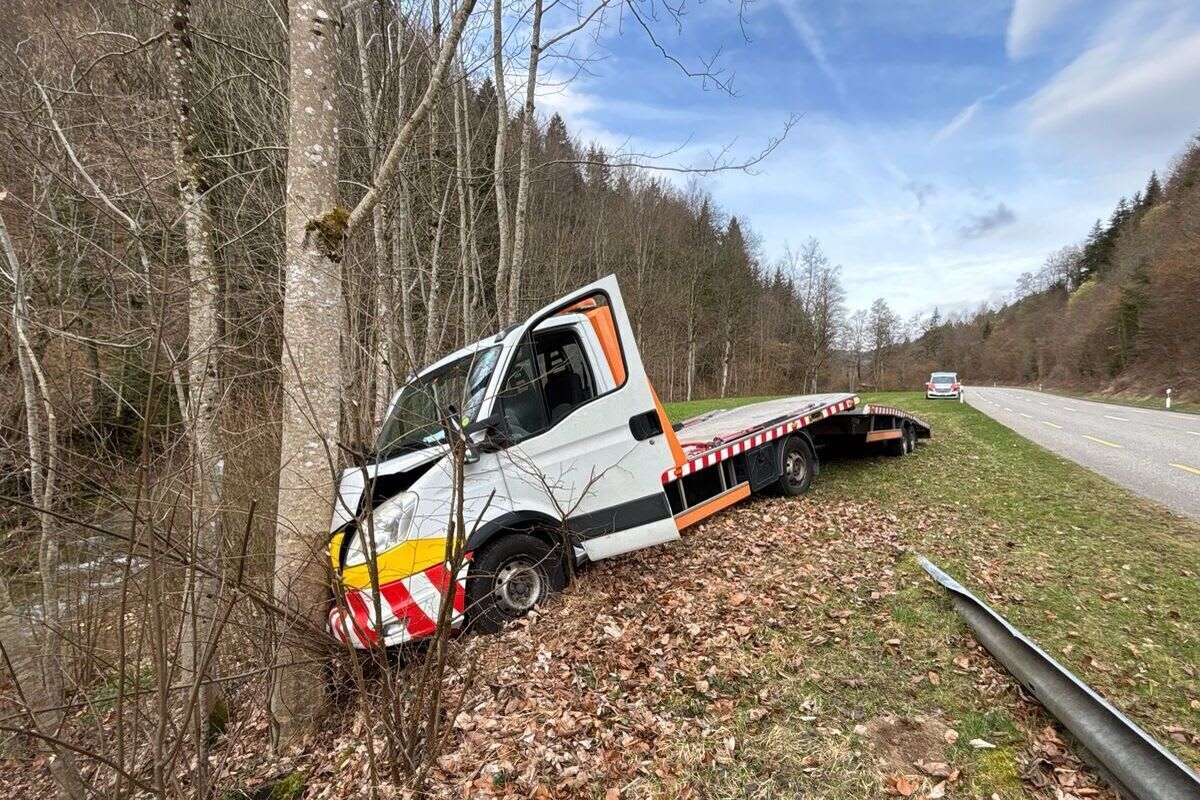 Unfall in Mümliswil SO – Lieferwagen mit Anhänger prallt in Baum