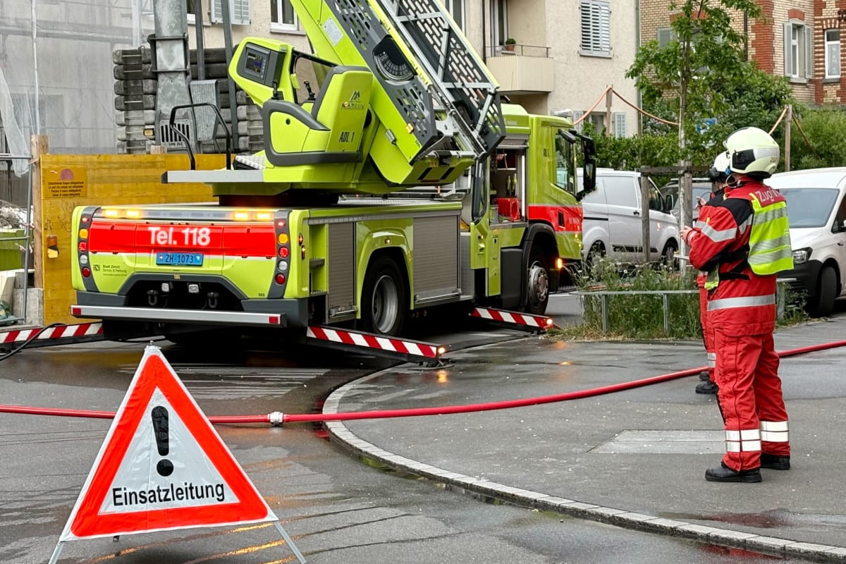 Zürich Kreis 3 – Feuerwehr löscht Brand in Dachstock 