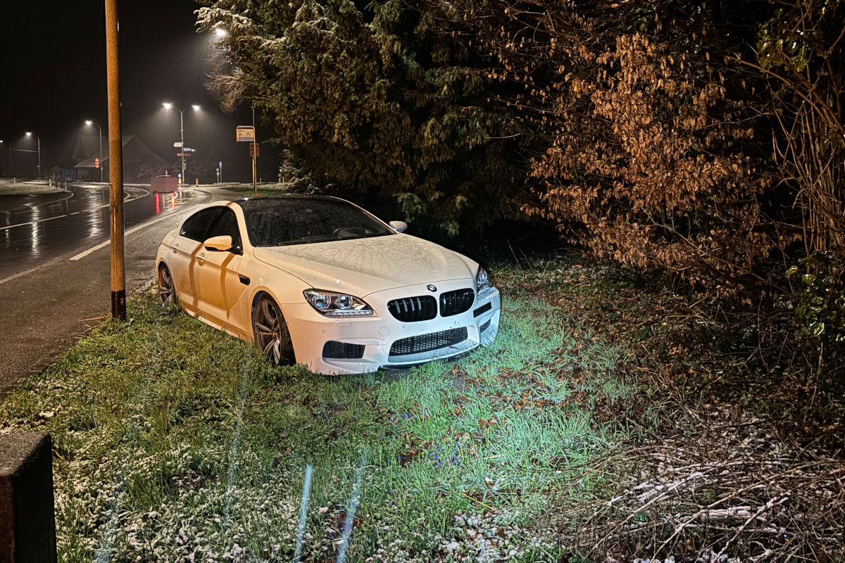 Busswil TG – Auto landet nach Unfall im Wiesland