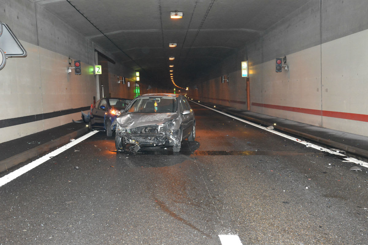 A5 bei Nennigkofen SO - Kollision mit Pannenfahrzeug im Tunnel