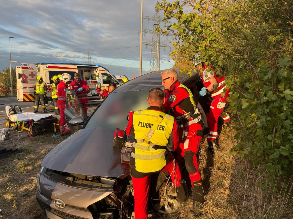 Leopoldsdorf – Eine Schwerverletzte nach Unfall mit drei Fahrzeugen