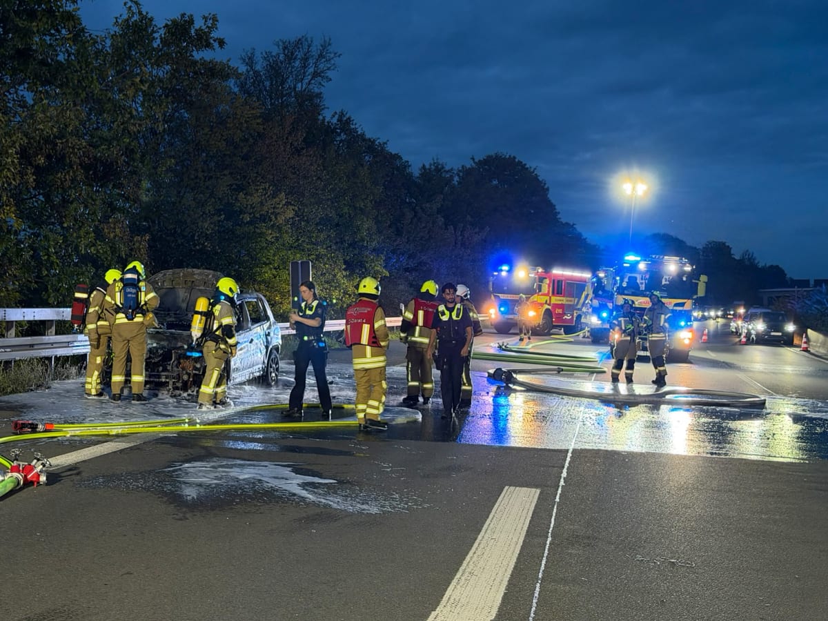 Ratingen – Auto brennt auf A52 vollständig aus