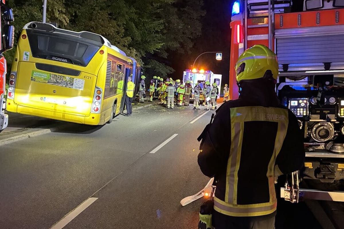 Berlin – Elf Menschen teils schwer verletzt bei Unfall von Bus