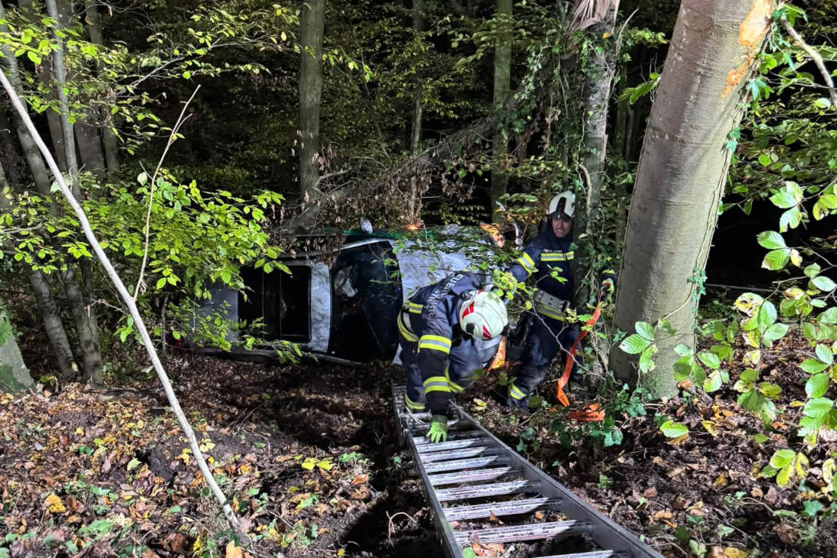 Neustift – Auto überschlägt sich und bleibt in Bäumen hängen