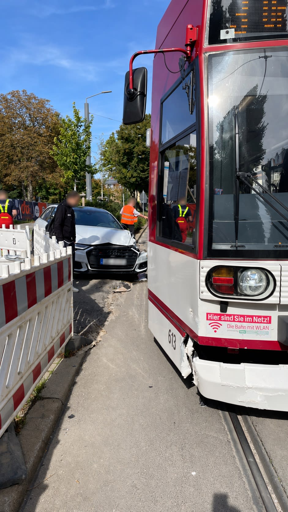 Unfall in Erfurt – Audi kracht in Straßenbahn