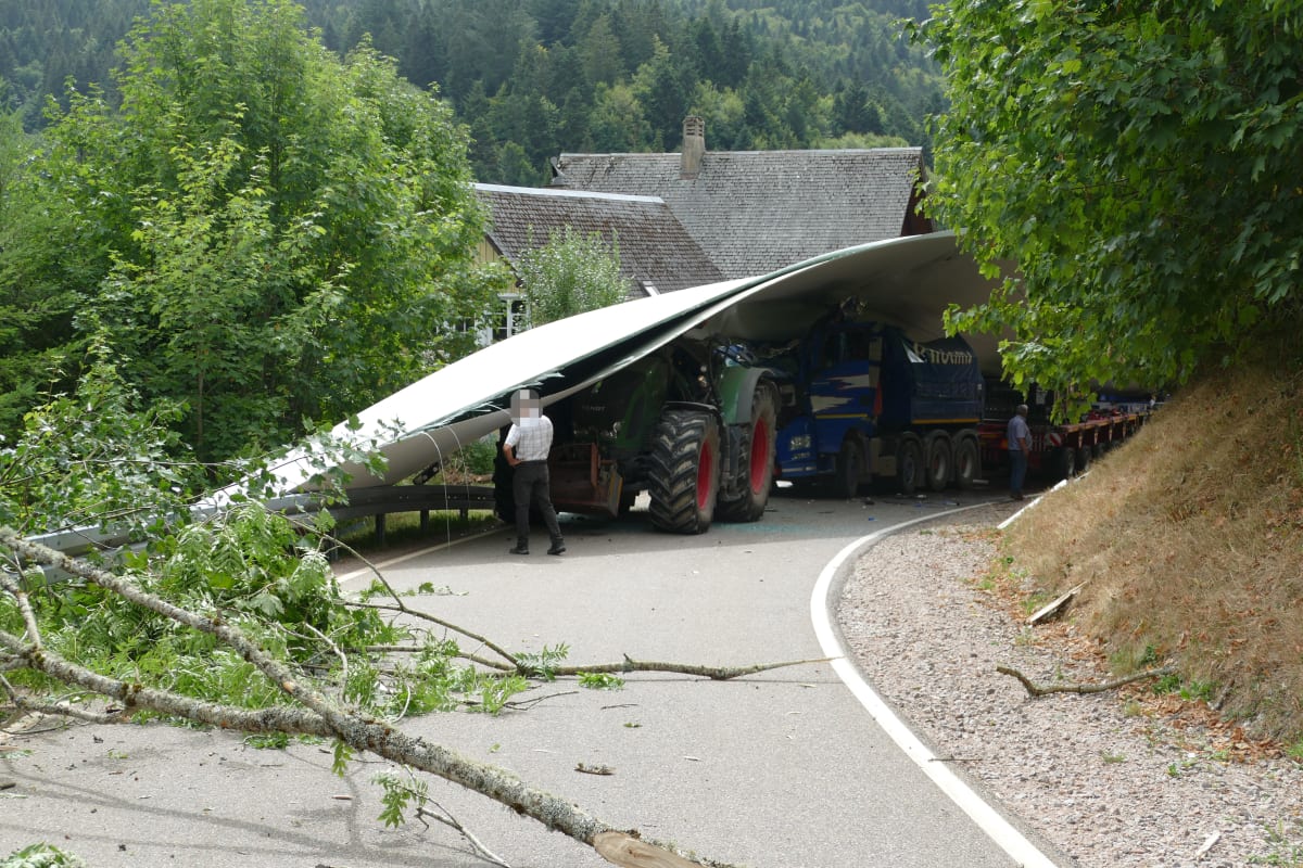 Müllheim – Schwertransport verunfallt mit Rotorblatt