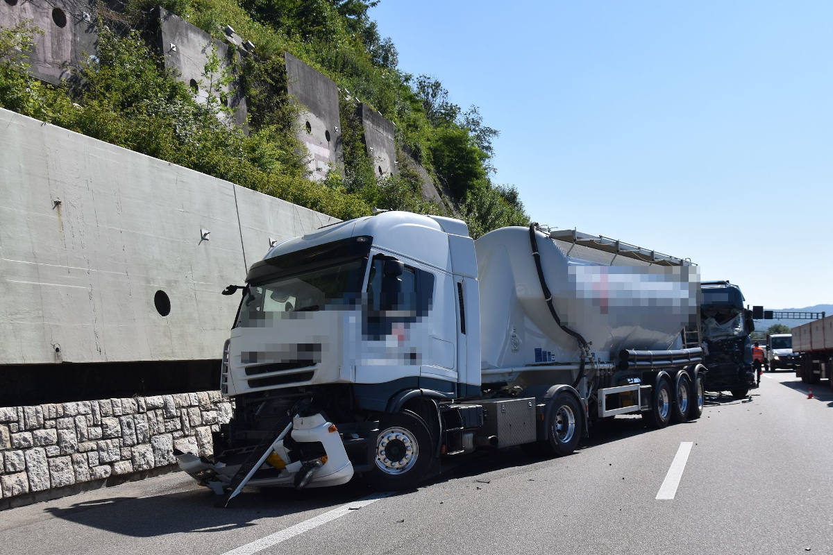 A1 Kappel SO – Heftiger Auffahrunfall zwischen zwei Sattelschleppern und einem Lastwagen