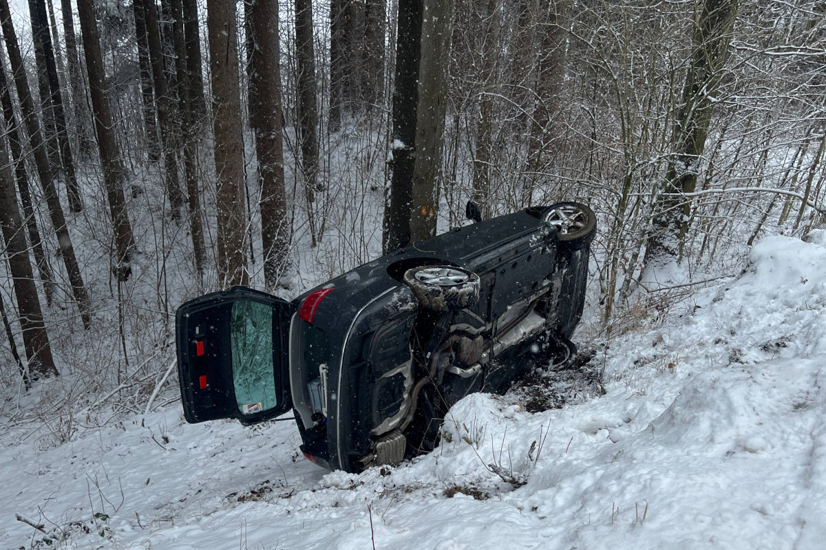 Appenzell AI: Fahrzeug rutscht bei winterlichen Verhältnissen eine Böschung hinunter