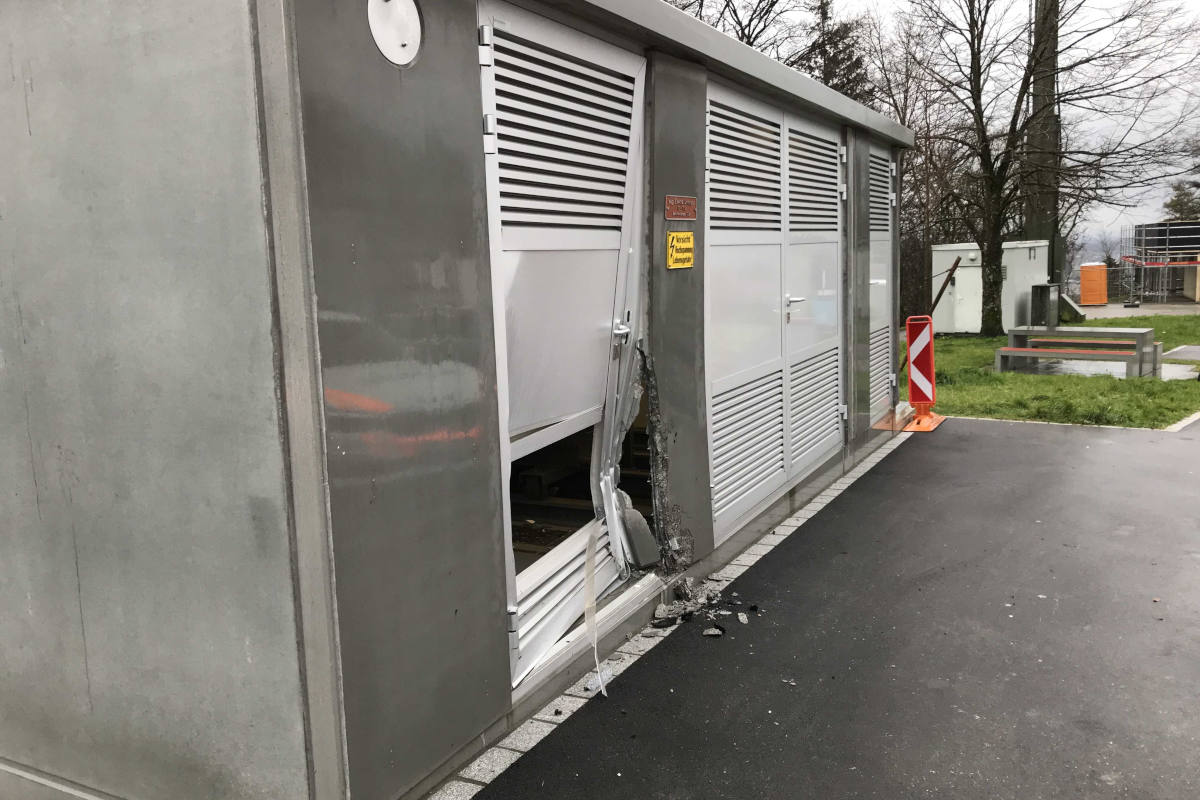 A2 Hägendorf SO – Fahrzeug kollidiert auf Rastplatz mit Trafo-Haus und haut ab