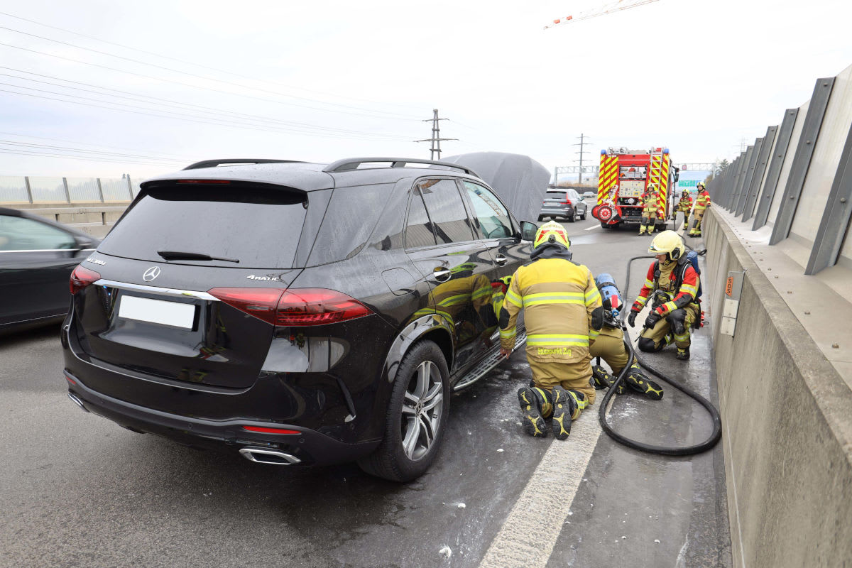 A4 Cham ZG – Auto gerät in Brand