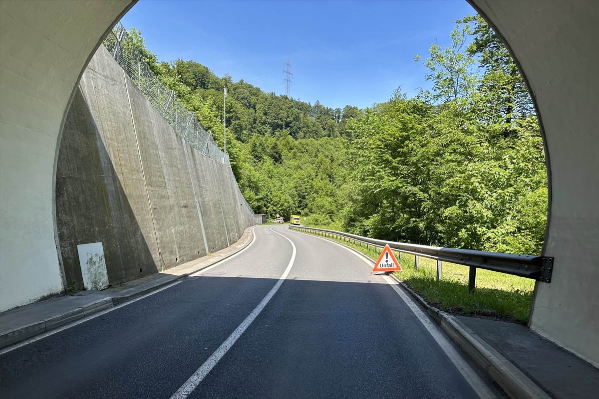 Siebnen SZ – Velofahrer bei Kollision mit Auto verletzt