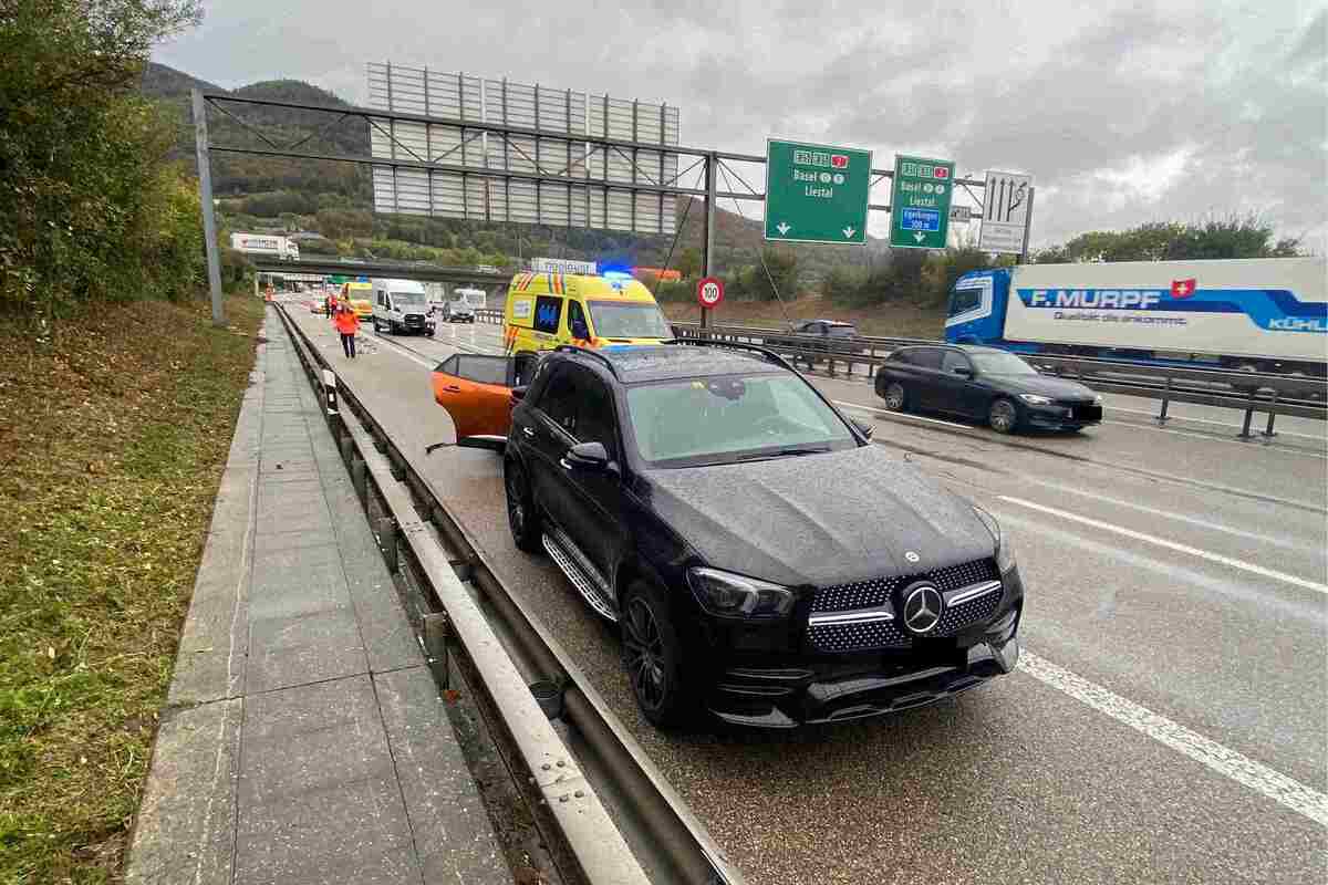 A2 bei Egerkingen SO - Unfall zwischen drei Fahrzeugen 