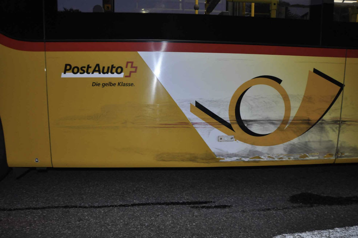 Hochwald SO -  Autofahrer kollidiert mit Postauto und flüchtet