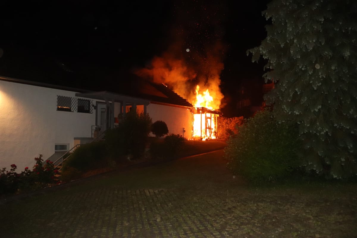 Höxter – Dachstuhlbrand nach Feuer in Gartenhaus