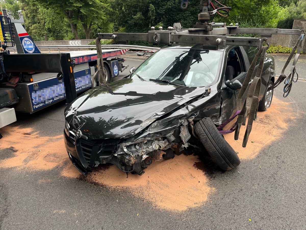 Siegen – 18-Jähriger prallt mit Alfa Romeo gegen Leitplanke