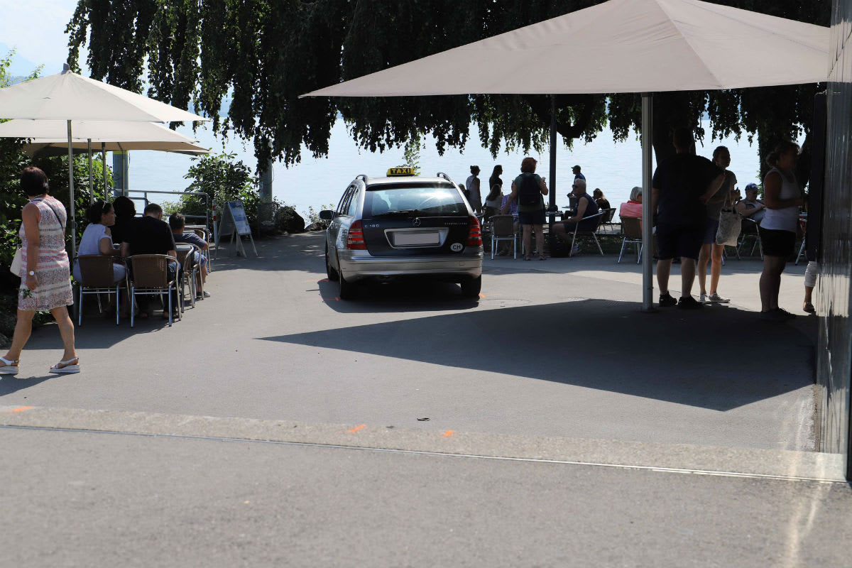 Zug ZG - Taxifahrer fährt mit seinem Mercedes Treppe hinunter!