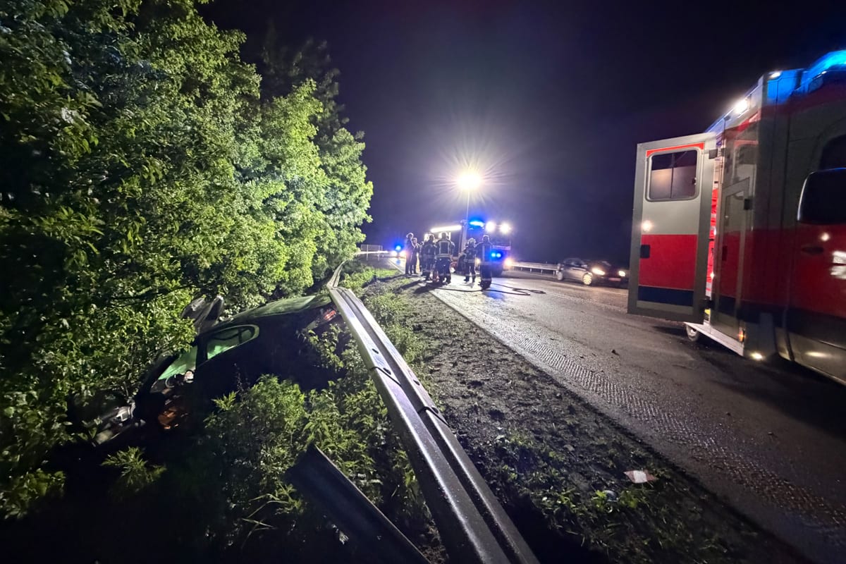 Neuss NRW – Auto durchbricht Leitplanke auf A57