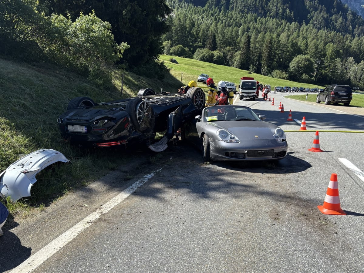 Vicosoprano GR – Drei Autos nach Überholmanöver verunfallt