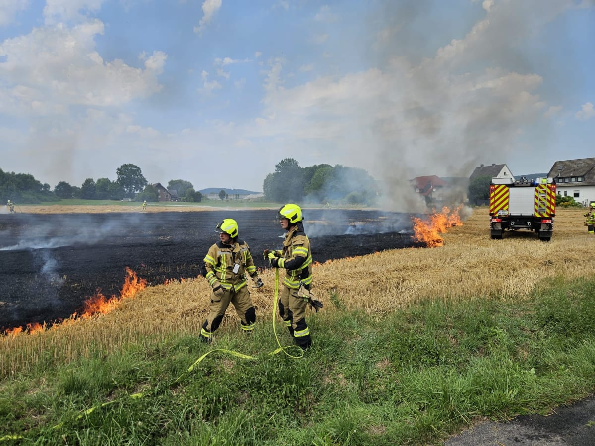 Bad Oeynhausen – Feuerwehr bekämpft Brand auf 3.500 Quadratmetern