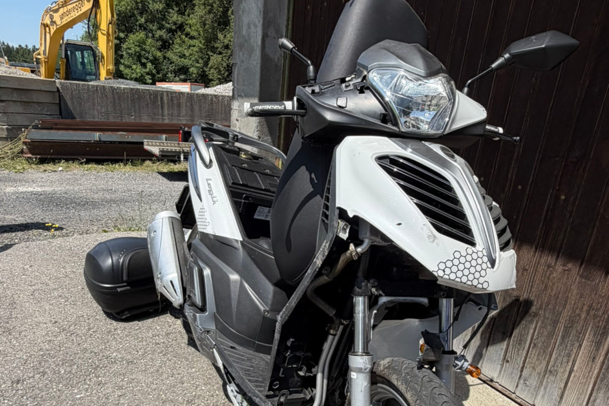 Unfall in Oberegg AI – Motorradfahrerin prallt gegen Signaltafel
