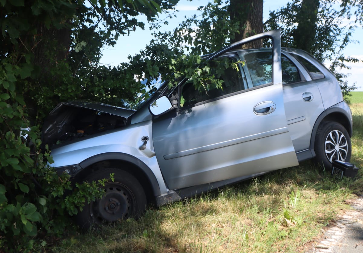 Warburg – Autofahrerin bei Alleinunfall schwer verletzt